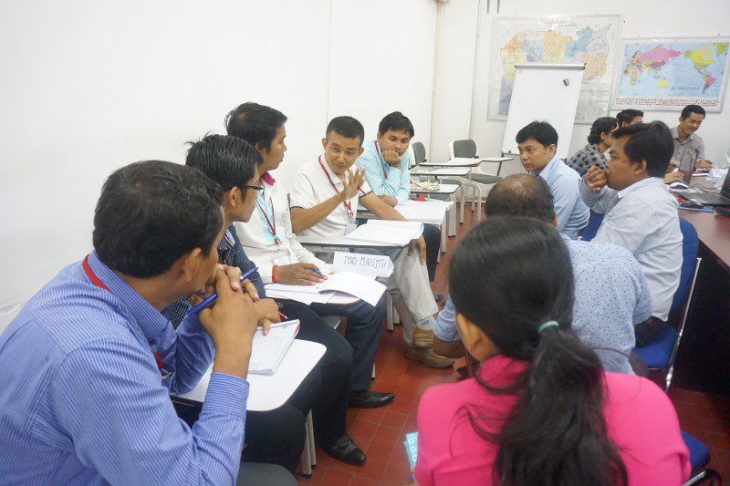 Picture 2. In groups, participants identify the research problems and discuss the possible methodology to solve them.