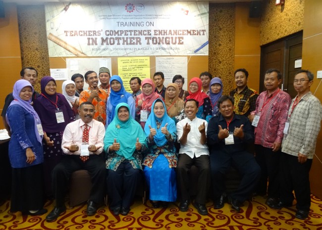All participants take photo with the resource persons.