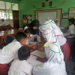 Ms Yayah Subarliah engages students in active learning (Monitoring and Evaluation of STAR Village Programme, Cihideung Ilir Village, 7–9 November 2017).