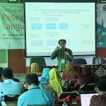 Dr Bambang Indriyanto, the Centre Director,  is delivering his material on concepts and characteristics of Classroom Action Research in Training on Research Methodology for Language (6-12 November 2017, LPMP D I Yogyakarta).